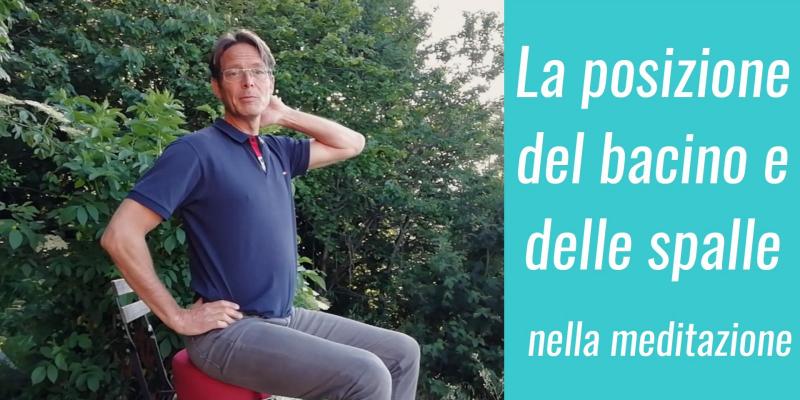 bacino e spalle nella meditazione